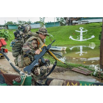 Un soldat du 7e bataillon de chasseurs alpins (BCA) embarque à bord d'une pirogue pour une patrouille fluviale à Maripasoula, en Guyane française.