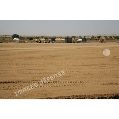 Déploiement de l'opération de la force européenne EUFOR Tchad/RCA (République centrafricaine) : terrassement et aménagement du camp des Etoiles.