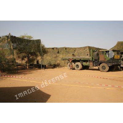 Déploiement de l'opération de la force européenne EUFOR Tchad/RCA (République centrafricaine) : installation de matériel dans le camp capitaine Michel Croci.