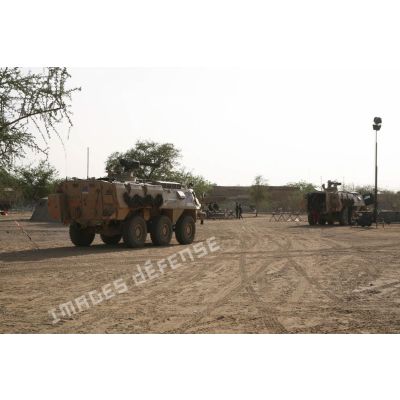 Déploiement de l'opération de la force européenne EUFOR Tchad/RCA (République centrafricaine) : véhicules blindés de transport de troupes SISU XA-180 de l'armée suédoise dans le camp capitaine Michel Croci.