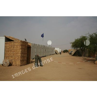 Déploiement de l'opération de la force européenne EUFOR Tchad/RCA (République centrafricaine) : l'état-major de force (force head-quarters, FHQ) au camp militaire capitaine Croci.