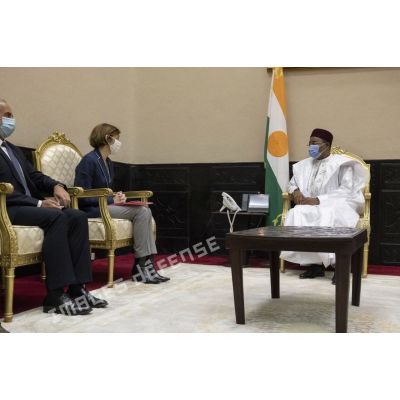 La ministre des Armées Florence Parly est reçue par le président nigérien Issoufou Mahamadou aux côtés de l'ambassadeur de France Alexandre Garcia à Niamey, au Niger.