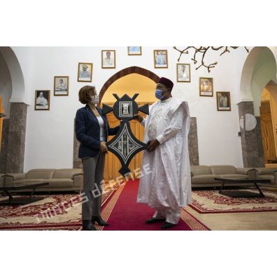 La ministre des Armées Florence Parly reçoit un cadeau de la part du président nigérien Issoufou Mahamadou à Niamey, au Niger.