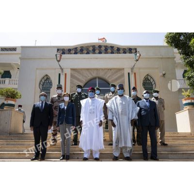 La ministre des Armées Florence Parly pose pour une photographie de groupe au palais présidentiel de Niamey, au Niger.