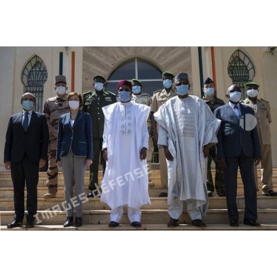 La ministre des Armées Florence Parly pose pour une photographie de groupe au palais présidentiel de Niamey, au Niger.