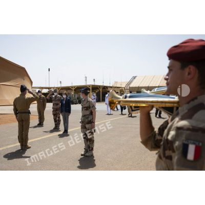 La ministre des Armées Florence Parly est reçue avec les honneurs de la part du colonel Yann Malard aux côtés du général Marc Conruyt sur la base aérienne projetée (BAP) de Niamey, au Niger.