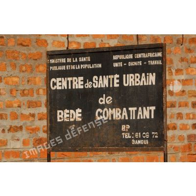 Panneau d'entrée du centre de santé urbain de Bédé Combattant à Bangui.