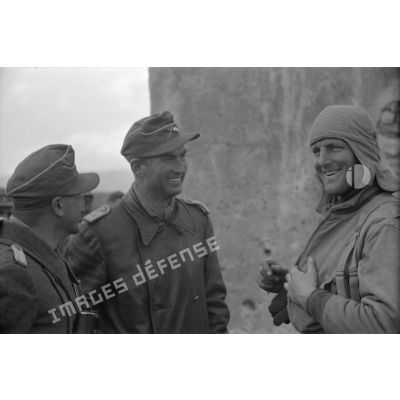 Deux lieutenants (Leutnante) parlent avec un pilote américain prisonnier.