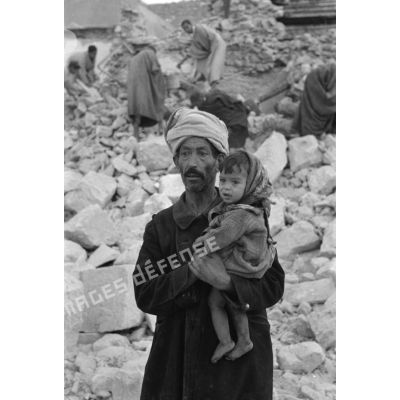 Dans la ville de Gafsa détruite, portrait d'un habitant et de son enfant.