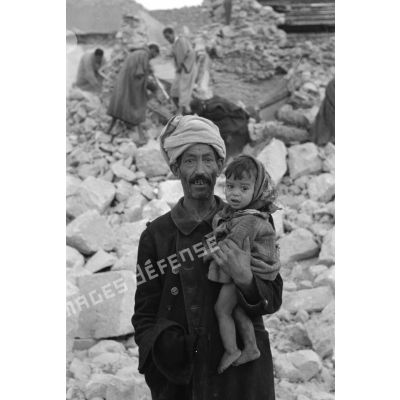 Dans la ville de Gafsa détruite, portrait d'un habitant et de son enfant.