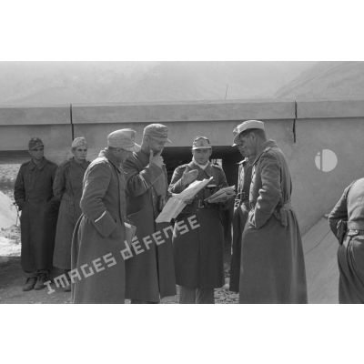 Discussion entre plusieurs officiers allemands membres de l'état-major de la Panzerarmee Afrika.