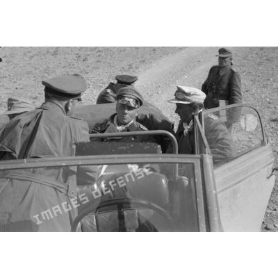 A bord d'une voiture Kfz-21, de dos, le général Gause, de face, le maréchal Rommel, à droite Bayerlein.