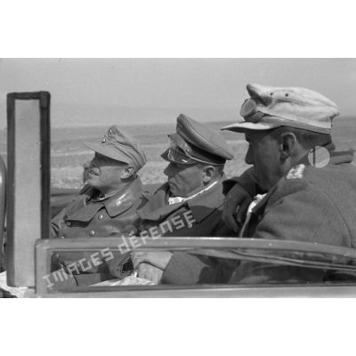 Les maréchaux Rommel et Kesselring et le colonel (Oberst) Bayerlein discutent à l'arrière d'une voiture Kfz-21.