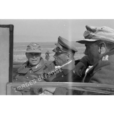 Les maréchaux Rommel et Kesselring et le colonel (Oberst) Bayerlein discutent à l'arrière d'une voiture Kfz-21.