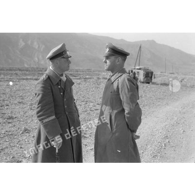 Le maréchal Rommel discute avec le général (Generalmajor) Gause.