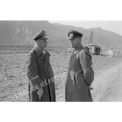 Le maréchal Rommel discute avec le général (Generalmajor) Gause.