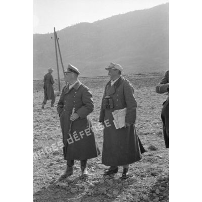 Le maréchal (Generalfeldmarschall) Rommel et le colonel (Oberst) Bayerlein discutent, entourés d'officiers.