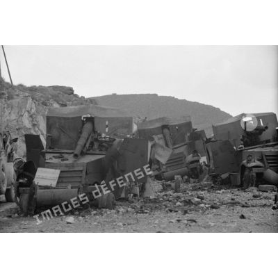 Trois véhicules half-track (APC M2) américains équipés de canons de 75 mm ont été détruits par des mines.