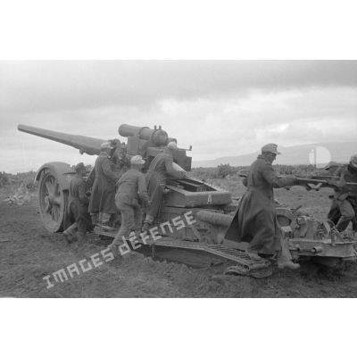 Une pièce de 17 cm K18 appartenant au Afrika-Artillerie-Regiment 2 sous le commandement d'un Leutnant.