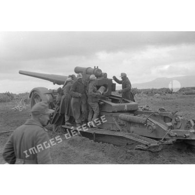 Une pièce de 17 cm K18 appartenant au Afrika-Artillerie-Regiment 2 sous le commandement d'un Leutnant.