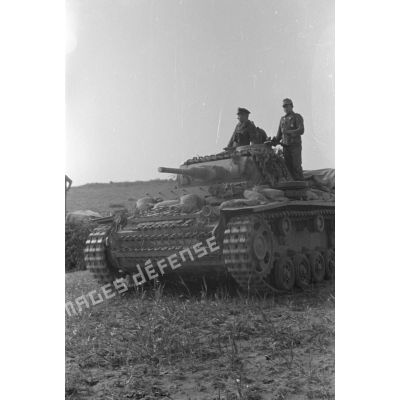 Un char Panzer III (Pz-III) en cours de progression.