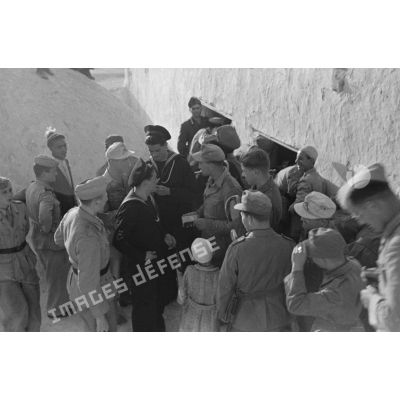 A Tripoli, un attroupement de soldats germano-italiens devant un bâtiment.