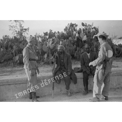 Rencontre entre la population de Tripoli et des soldats de la Luftwaffe.