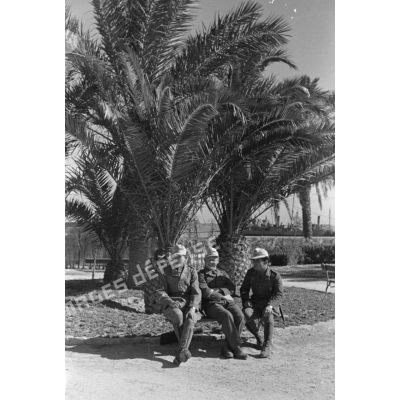 Soldats allemands à proximité du port de Tripoli.