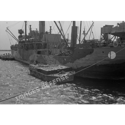 Dans le port de Tobrouk, le déchargement de matériels (jerrycans) par des prisonniers de l'armée britannique.