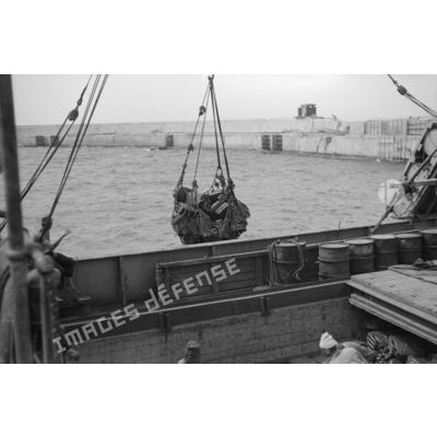 Dans le port de Tobrouk, le déchargement de matériels (jerrycans) par des prisonniers de l'armée britannique.