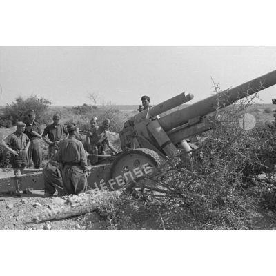 Un canon de 10 cm K 18 (10 cm schwere Kanone K18) dont les servants sont italiens.