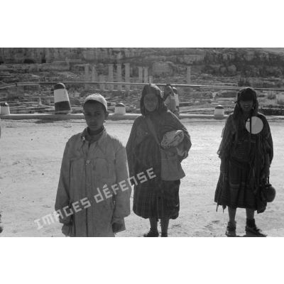 Des enfants et des jeunes femmes dans les ruines de Cyrène.