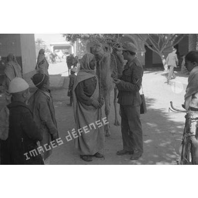 A Tripoli, des soldats allemands visitent un marché.