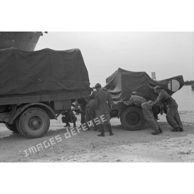 Sur le quai de Tripoli, le déchargement et attelage d'un canon de 2 cm FlaK 30.
