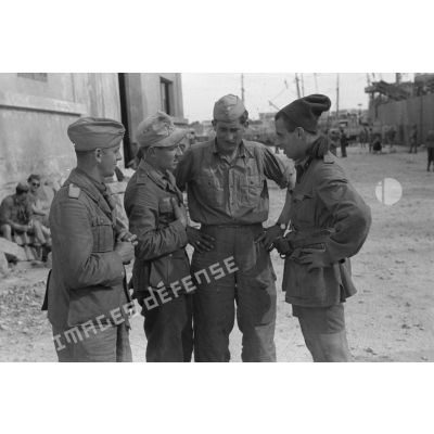Dans le port de Tripoli, deux soldats allemands et deux Italiens.