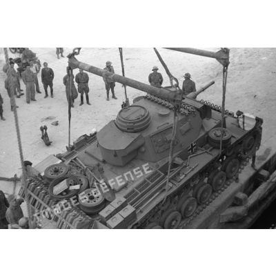 Dans le port de Tripoli, le déchargement d'un Panzer III.