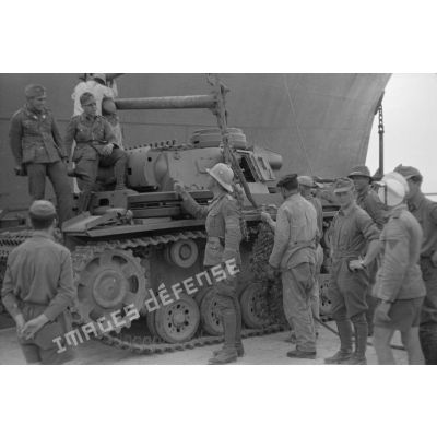 Dans le port de Tripoli, le déchargement d'un Panzer III.