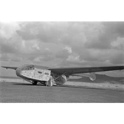 Sur le terrain d'Héraklion, le planeur Gothar Go-242 codé LM +2-11 vient d'arriver d'Afrique.