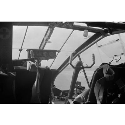 Le cockpit d'un planeur Gotha Go-242 photographié sur le terrain d'Héraklion (Crète).