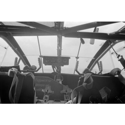 Le cockpit d'un planeur Gotha Go-242 photographié sur le terrain d'Héraklion (Crète).