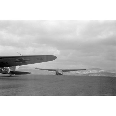 Sur le terrain d'aviation d'Héraklion, le décollage d'un bombardier Heinkel He-111 tractant un planeur Gotha Go-242 pour une mission vers Athènes.