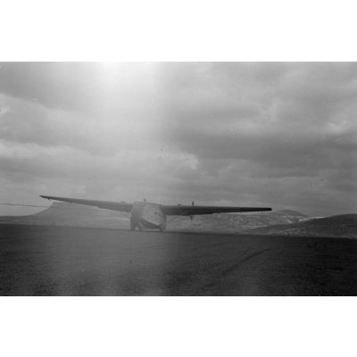 Sur le terrain d'aviation d'Héraklion, le décollage d'un bombardier Heinkel He-111 tractant un planeur Gotha Go-242 pour une mission vers Athènes.