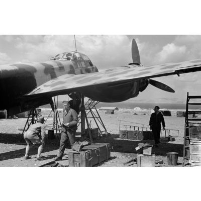 A Héraklion, des bombardiers Junkers Ju-88 sont réparés (Helbig-Staffel dans la légende d'origine).