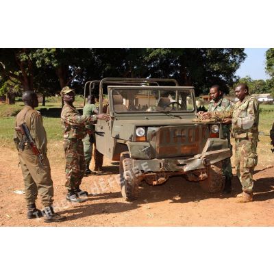 Soldats centrafricains autour d'un véhicule 4x4 Sovamag sur le camp de Bria.