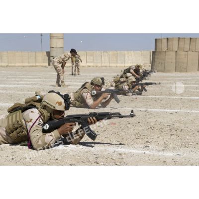 Des soldats irakiens du 106e bataillon d'artillerie suivent une séance d'instruction au tir à Bagdad, en Irak.