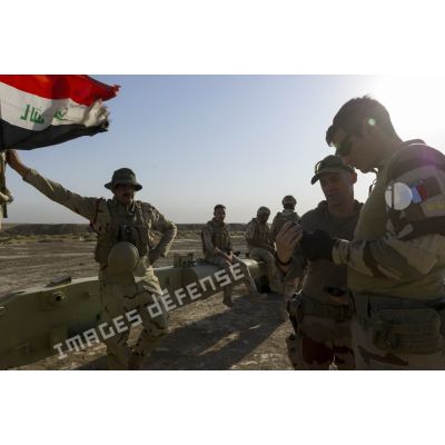 Les instructeurs Marcus et Geoffrey du 93e régiment d'artillerie de montagne (93e RAM) encadrent des artilleurs irakiens à Besmayah, en Irak.