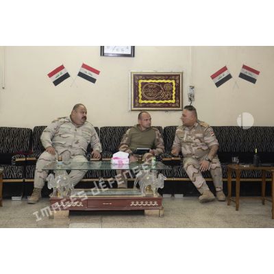 Le commandant David s'entretient avec des autorités irakiennes au centre opérationnel de la 54e brigade à Bagdad, en Irak.