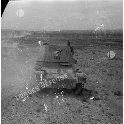 Un char Panzerjäger-I-Ausf-B sur une piste dans le désert. Colonne de véhicules.