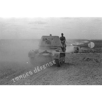 Un char Panzerjäger-I-Ausf-B sur une piste dans le désert. Colonne de véhicules.