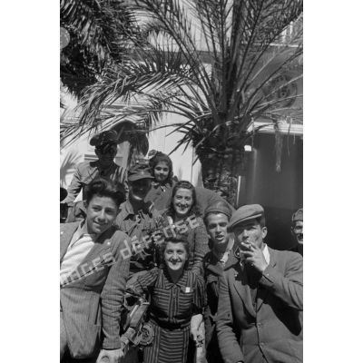 A Benghazi, un groupe de civils et de militaires italiens entoure un soldat allemand.